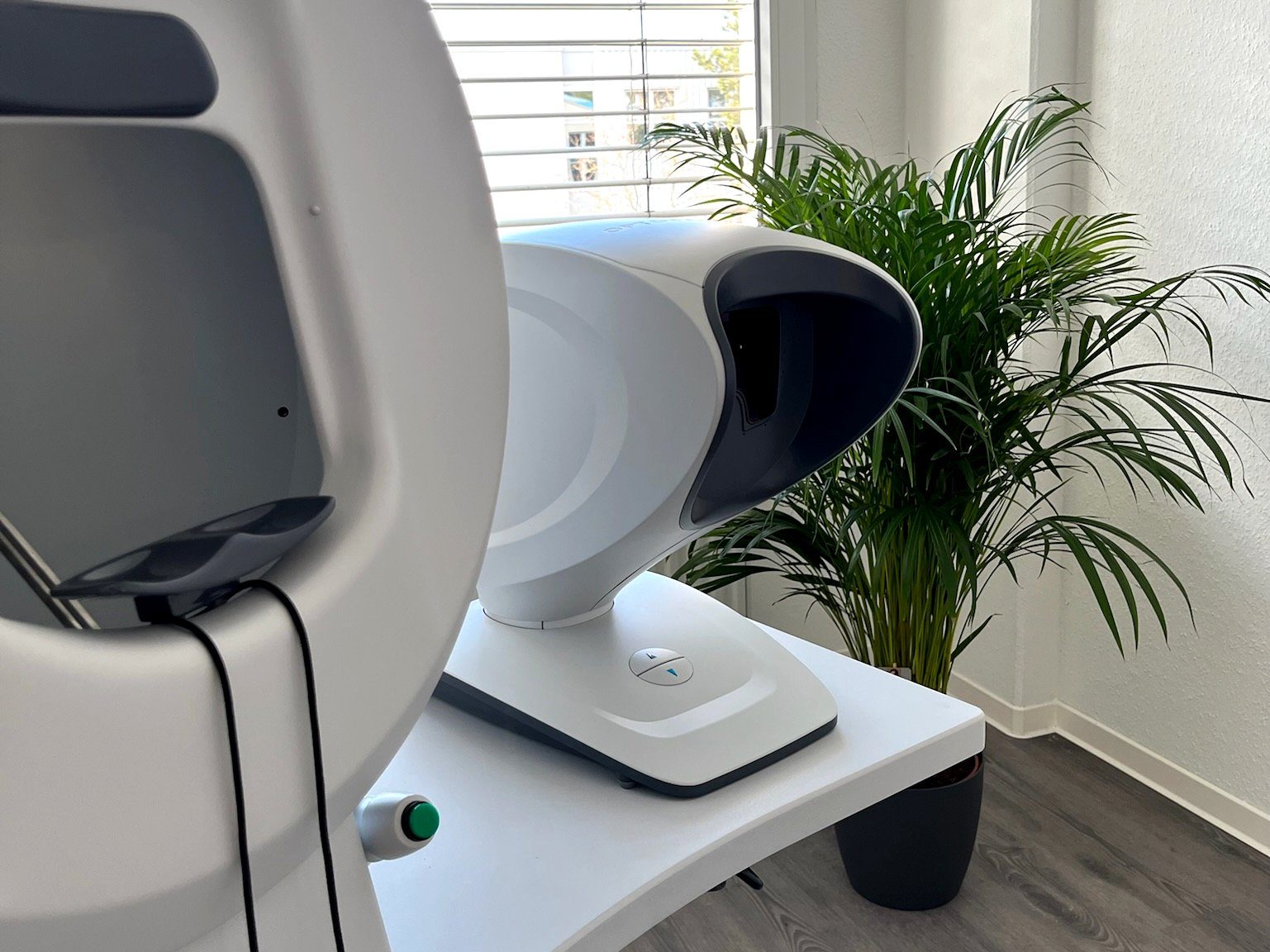 Behandlungsraum der Gany.MED GmbH in Dietzenbach mit Geräten für Seh- und Augenuntersuchungen