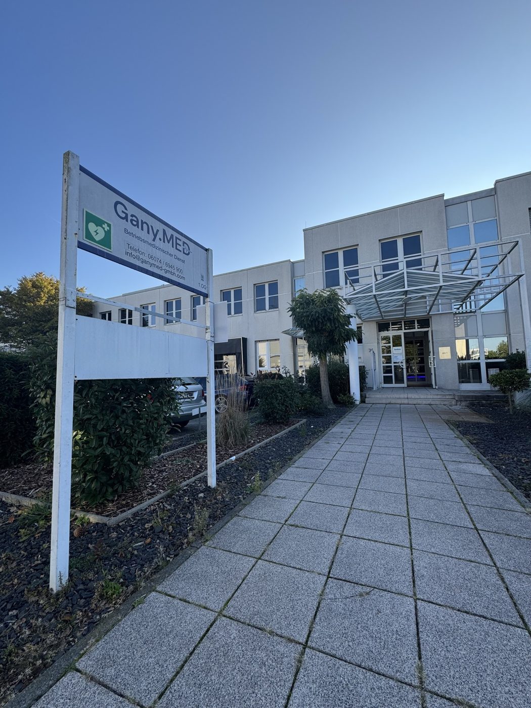 Gebäude der Gany.MED GmbH in Dietzenbach mit Hinweisschild und Zugangsweg