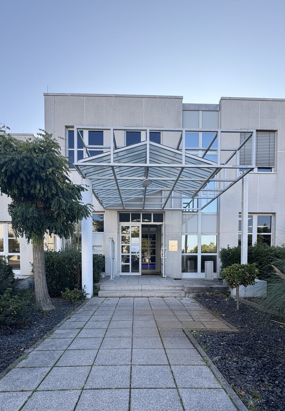 Haupteingang mit Glasvordach