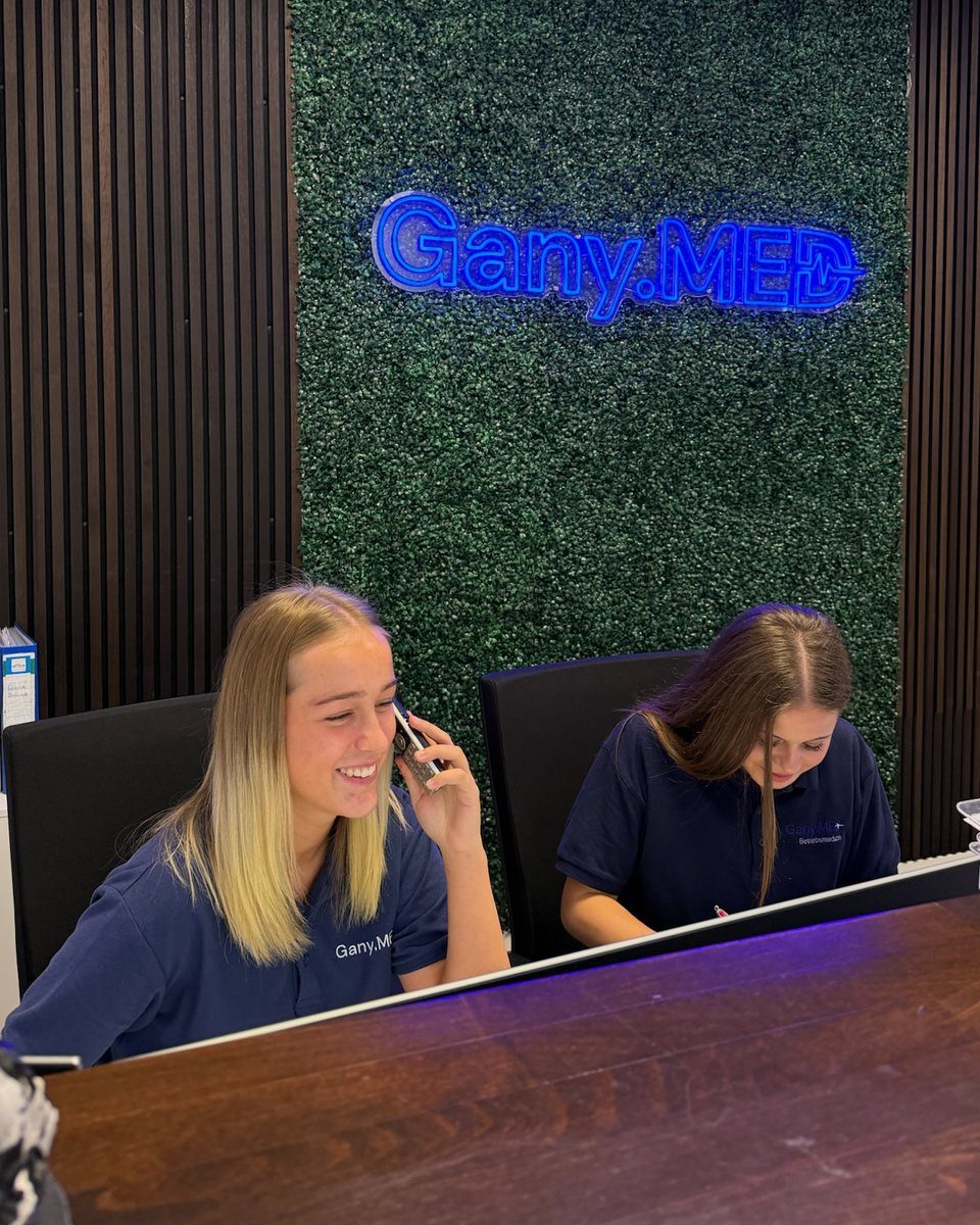 Natalia Mlynarczyk und Angelina Kirschmann am Empfang der Gany.MED Praxis
